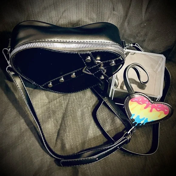 Betsey Johnson Black Heart Bag Charm w Black & Silver Unbranded Rock Crossbody - Picture 3 of 15